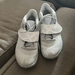 Girls basketball shoes